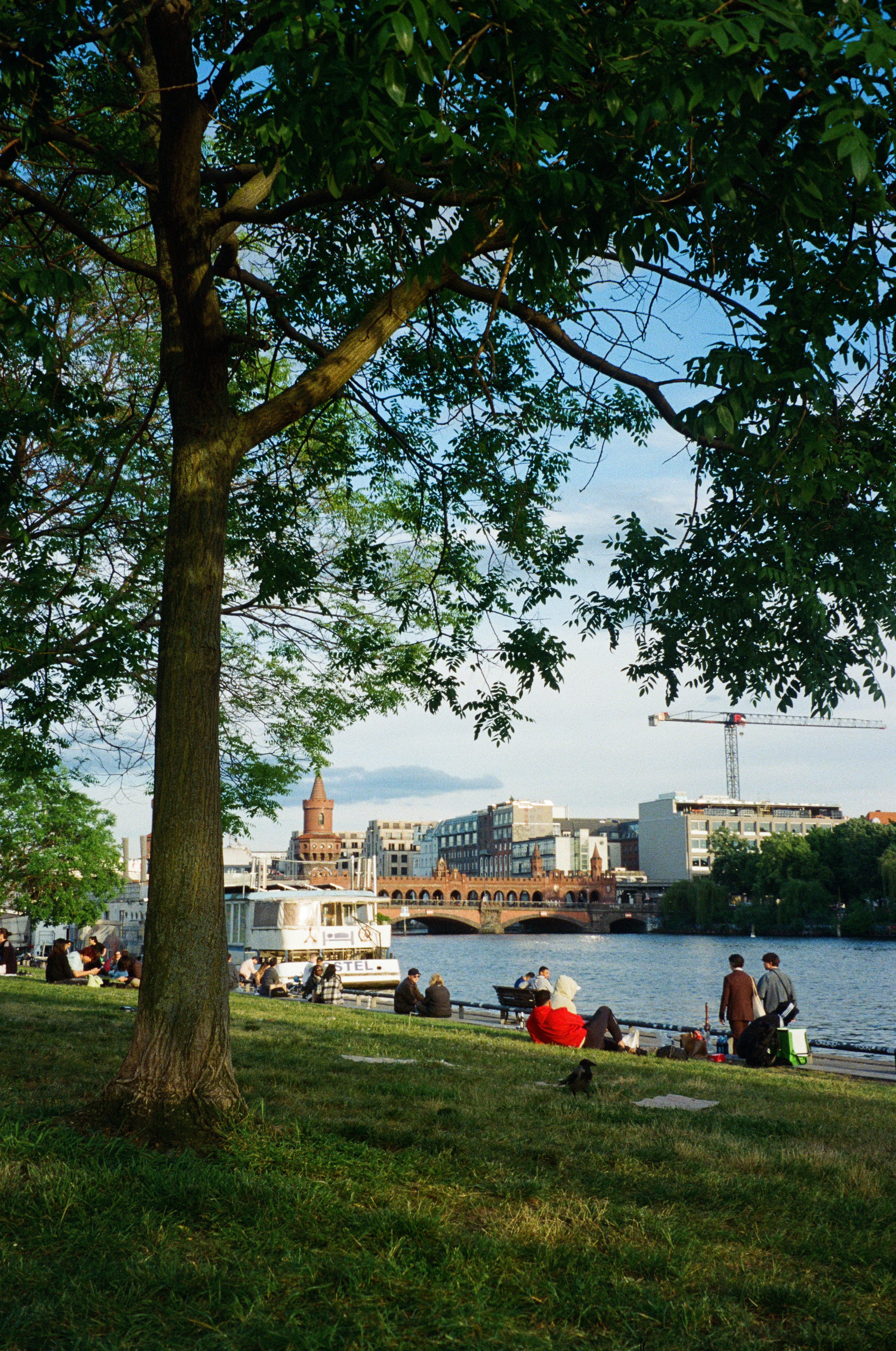 Spreeufer in Friedrichshain-Kreuzberg mit Blick auf die Oberbaumbrücke