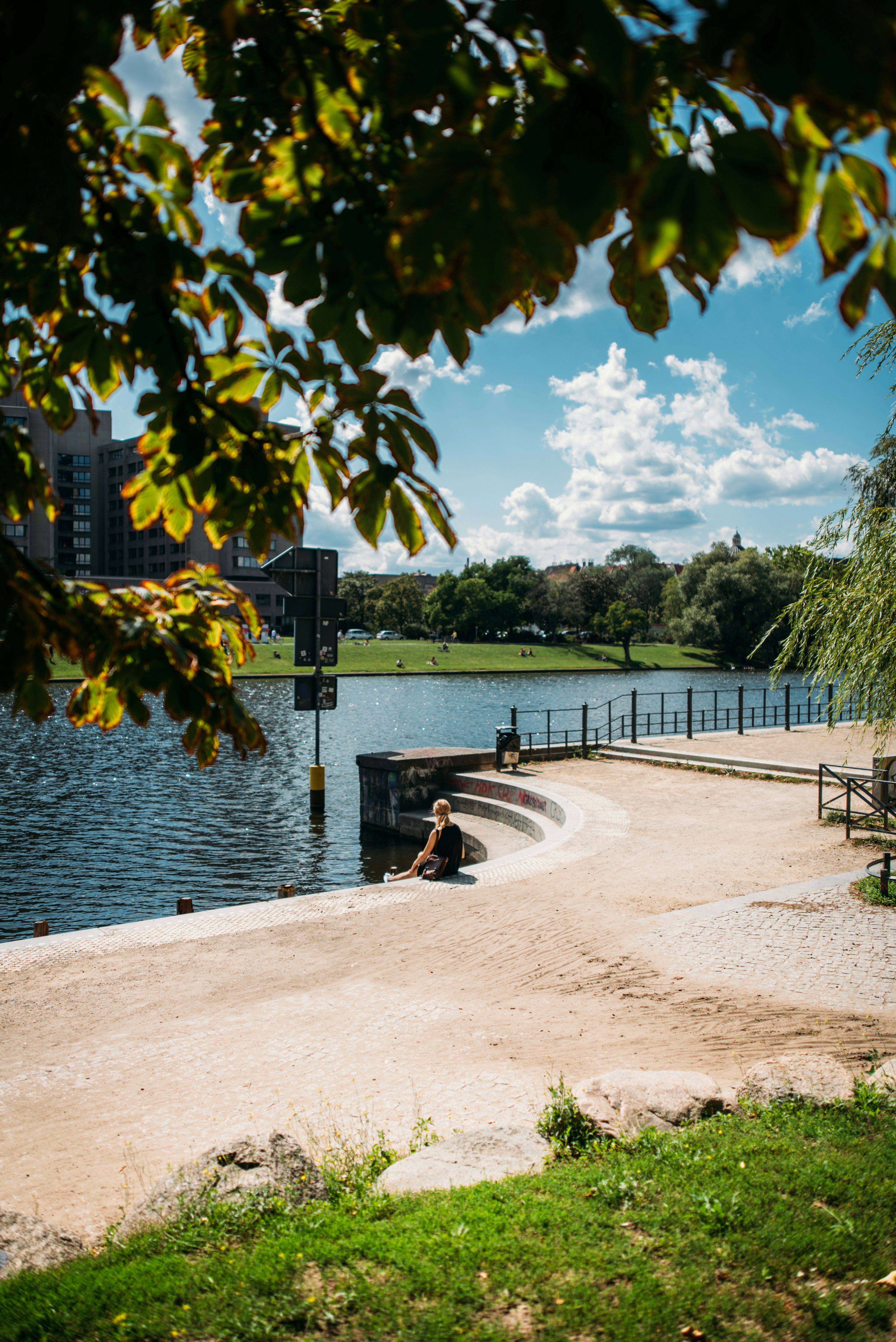 Berliner Stadtpark mit Sitzstufen und Wasserblick