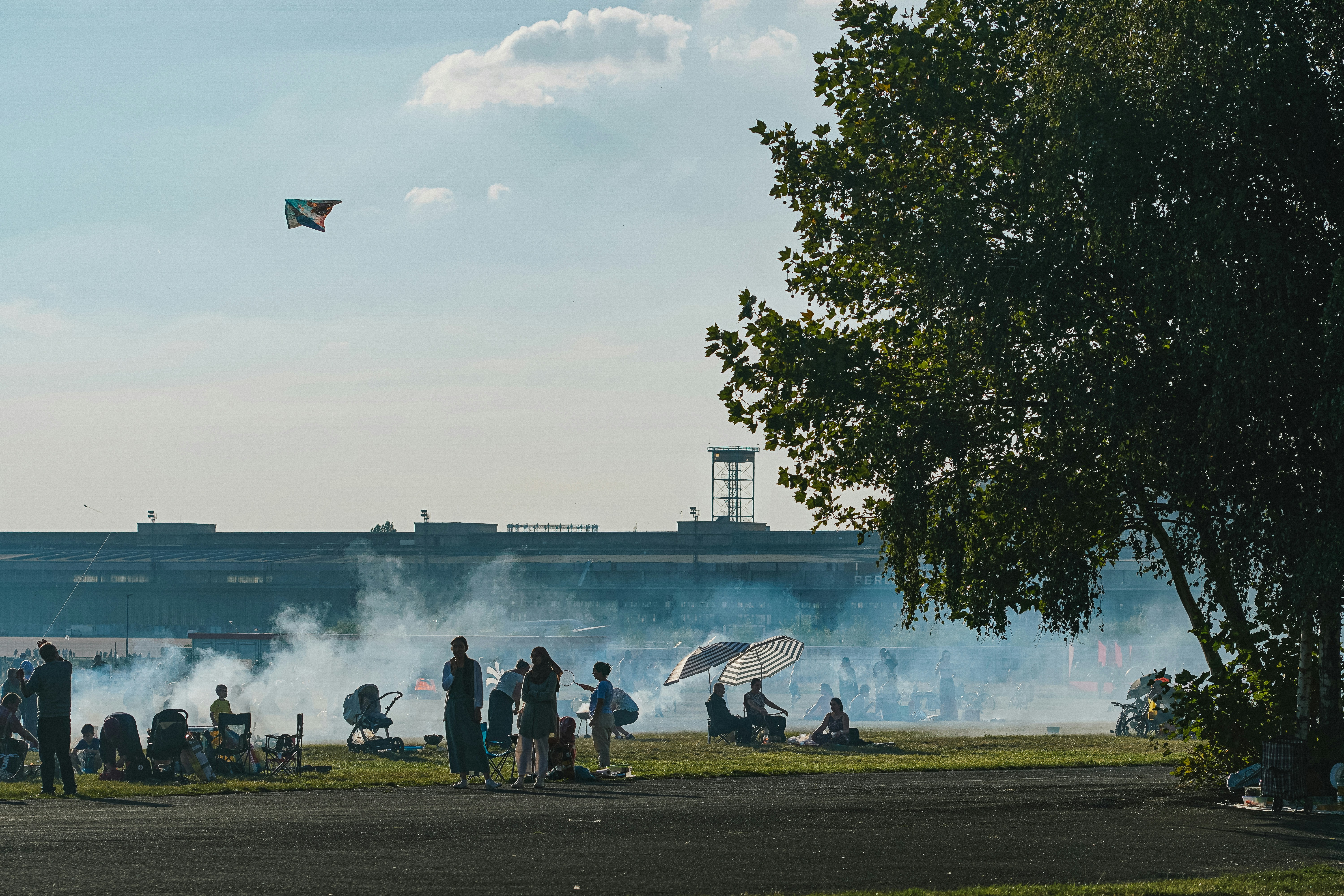 Grillende Personen auf dem Tempelhofer Feld